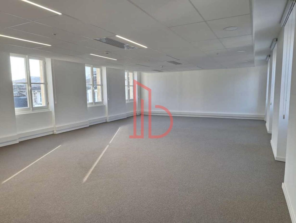 À louer Bureaux - Bordeaux 33000 - 356m²