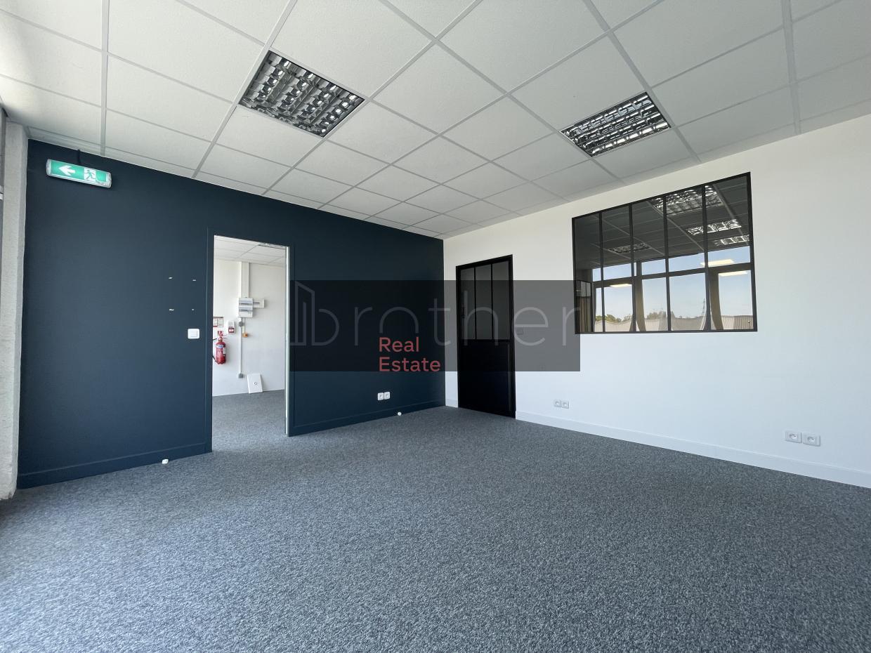 À louer Bureaux - Bordeaux 33300 - 703.34m²