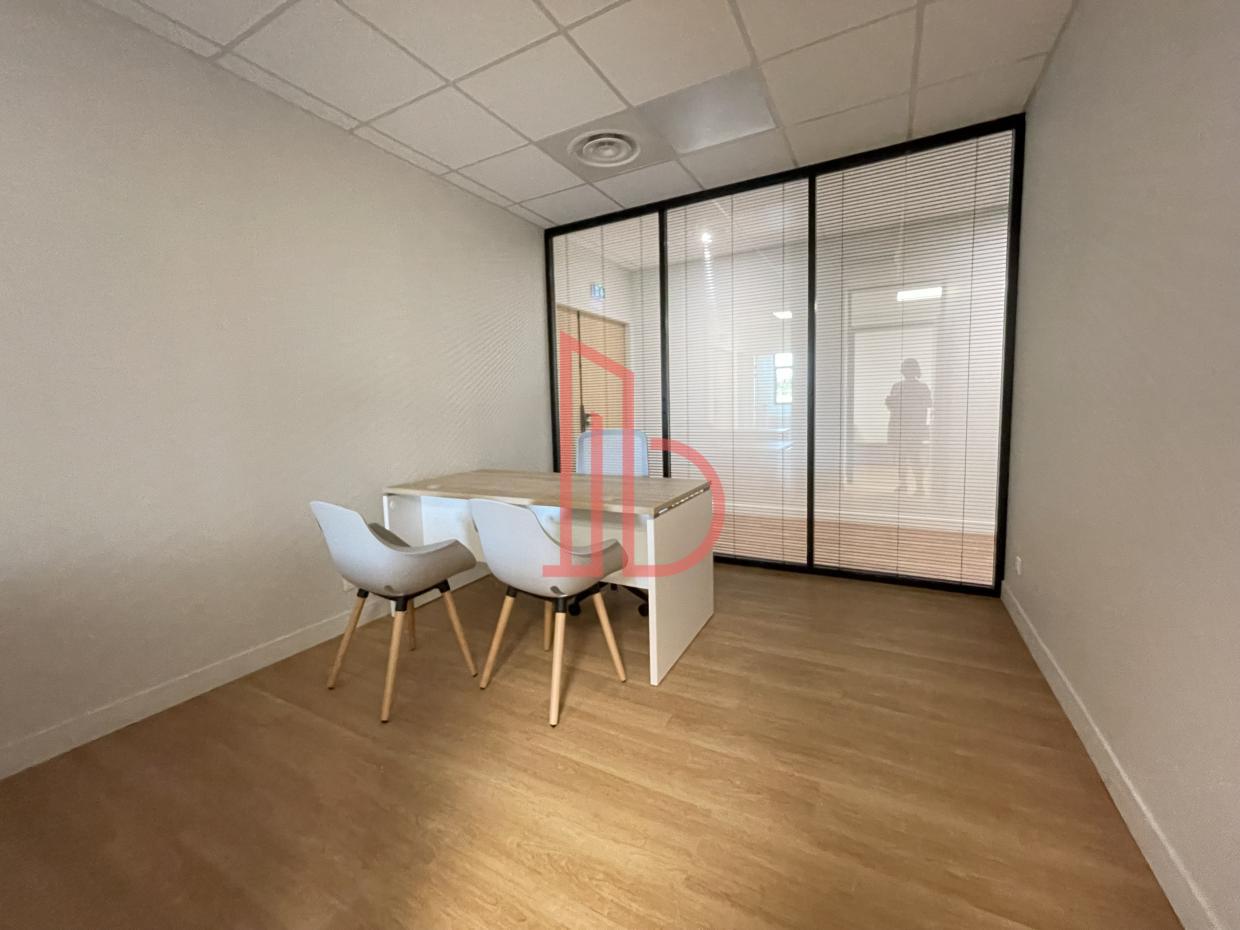 À louer Bureaux - Bruges 33520 - 1240.36m²