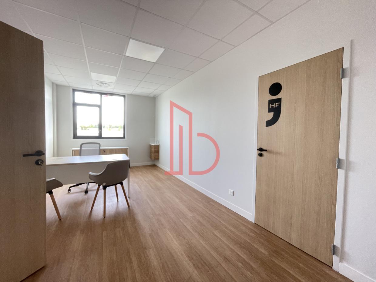 À louer Bureaux - Bruges 33520 - 1240.36m²