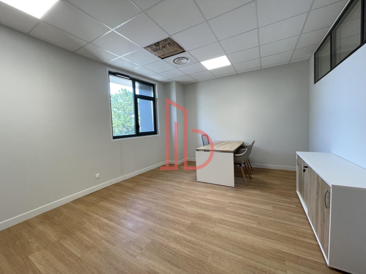 À vendre Bureaux - Bruges 33520 - 1240.36m²