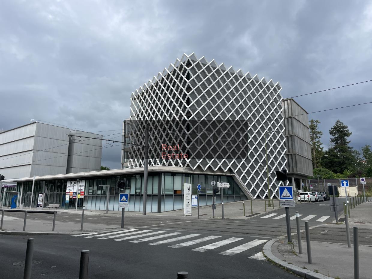 À louer Bureaux - Lormont 33310 - 916.9m²