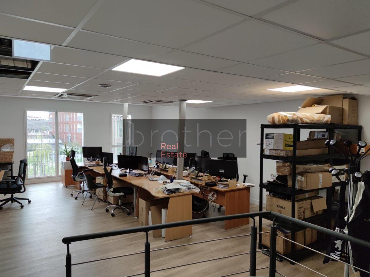 À louer Bureaux - Bordeaux 33300 - 210m²