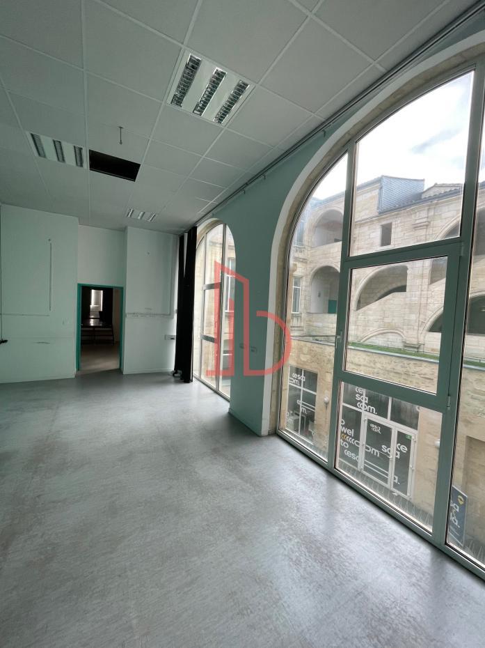 À louer Bureaux - Bordeaux 33300 - 987.75m²