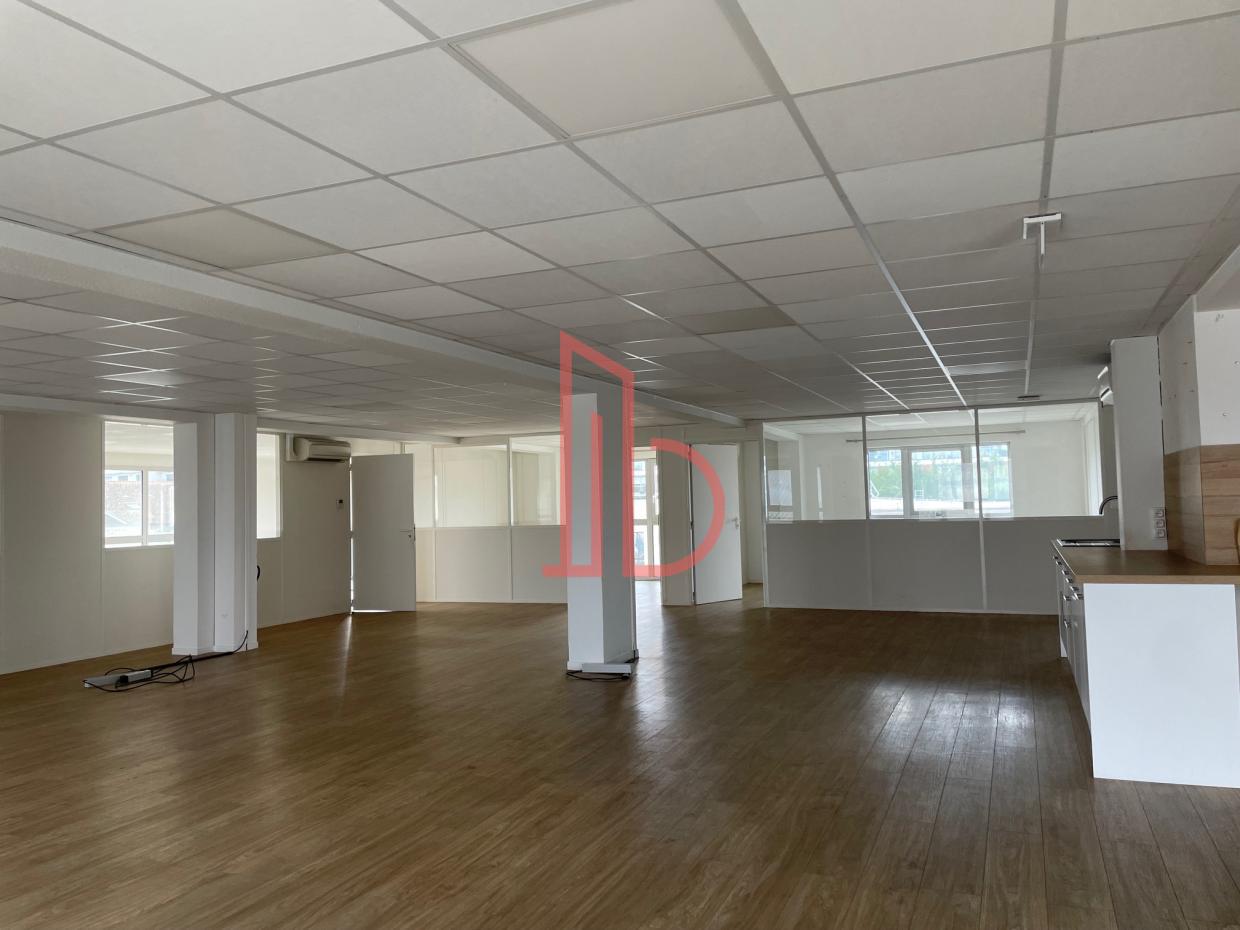 À louer Bureaux - Bordeaux 33300 - 273m²
