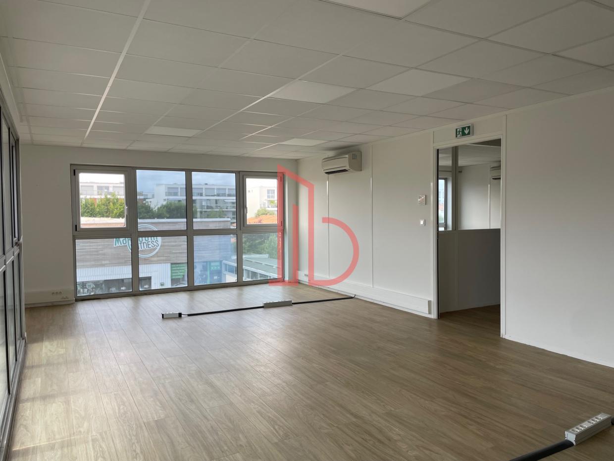 À louer Bureaux - Bordeaux 33300 - 273m²