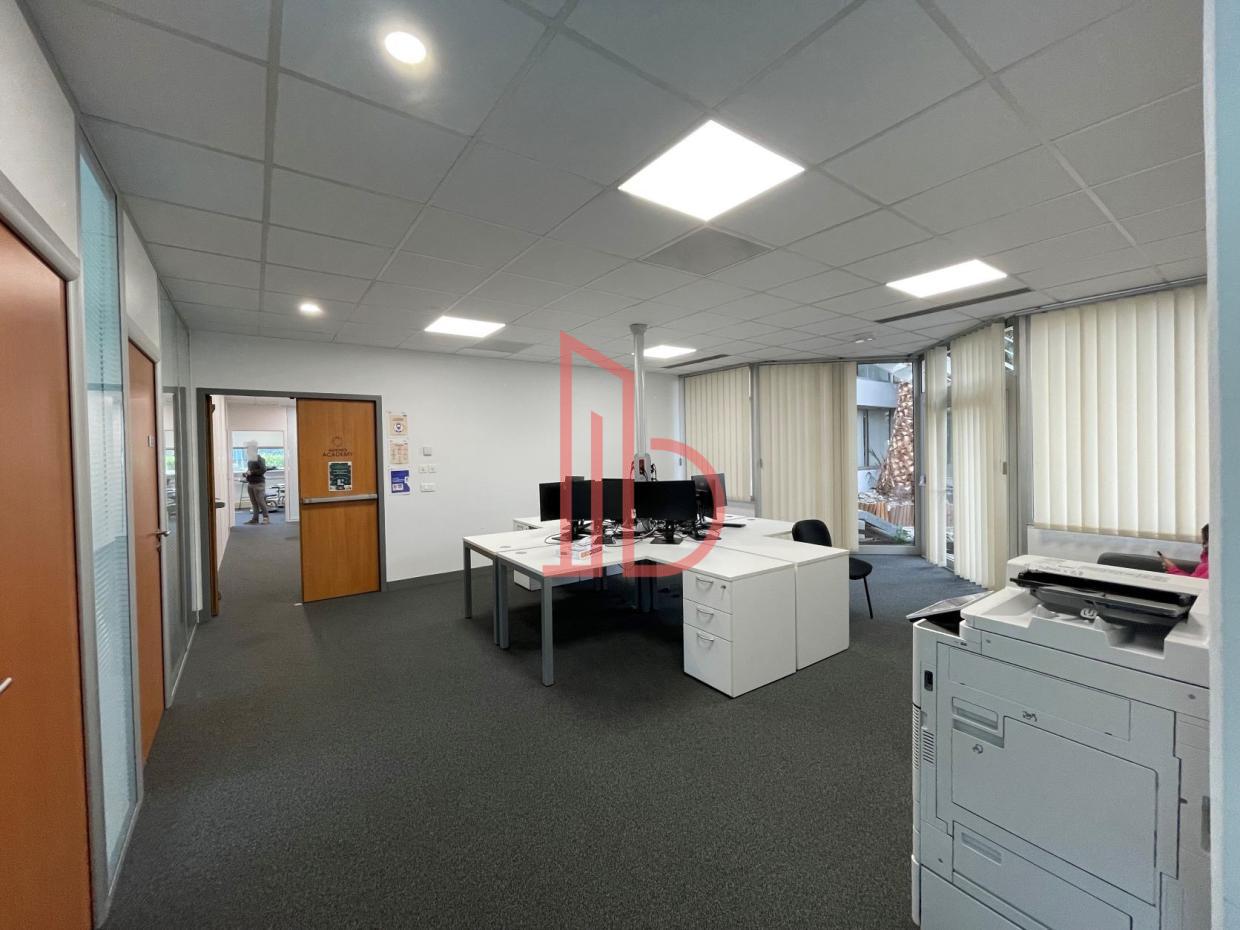 À louer Bureaux - Bordeaux 33300 - 1135.2m²