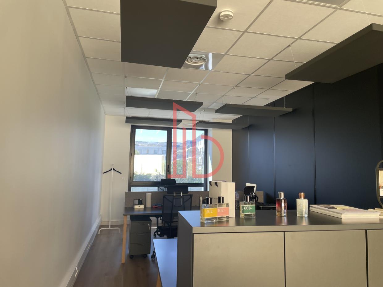 À louer Bureaux - Bordeaux 33300 - 837.2m²