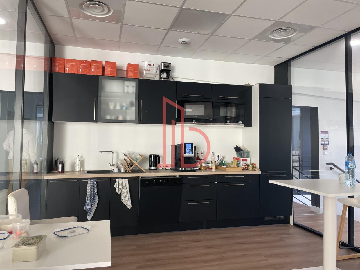 À louer Bureaux - Bordeaux 33300 - 837.2m²