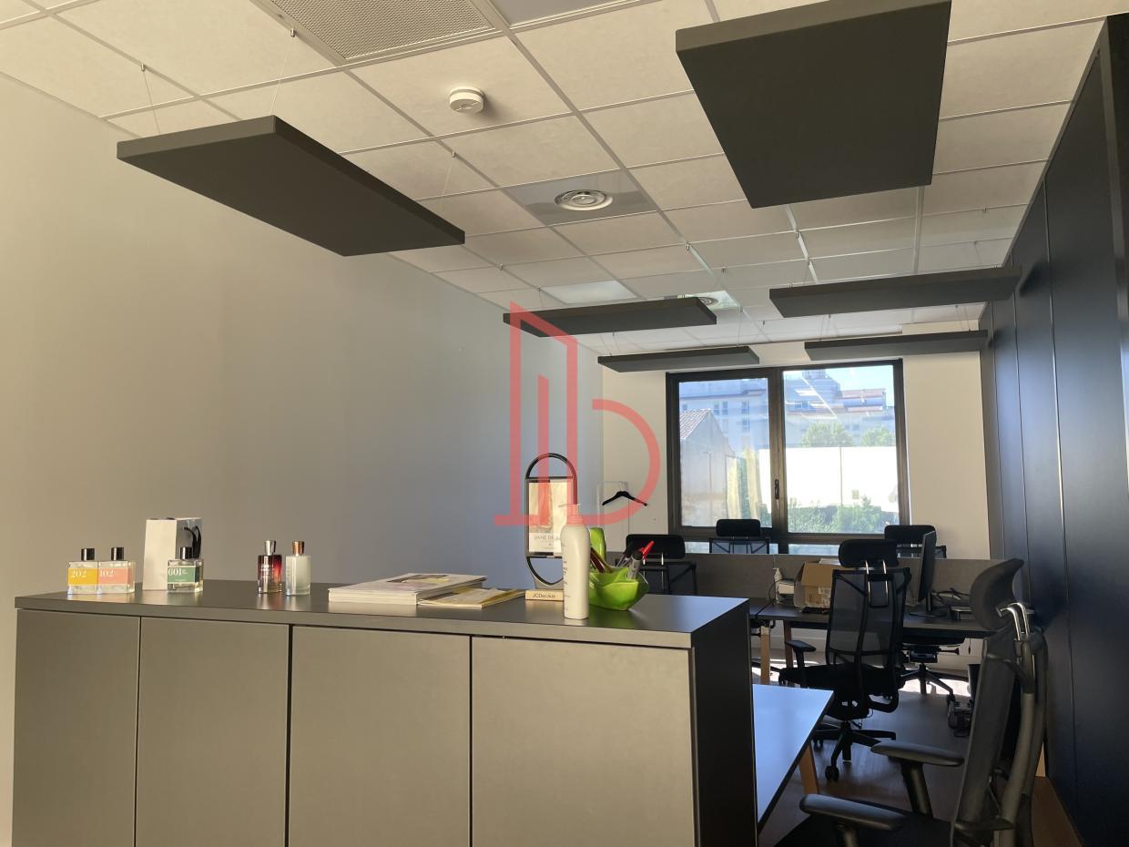 À louer Bureaux - Bordeaux 33300 - 837.2m²