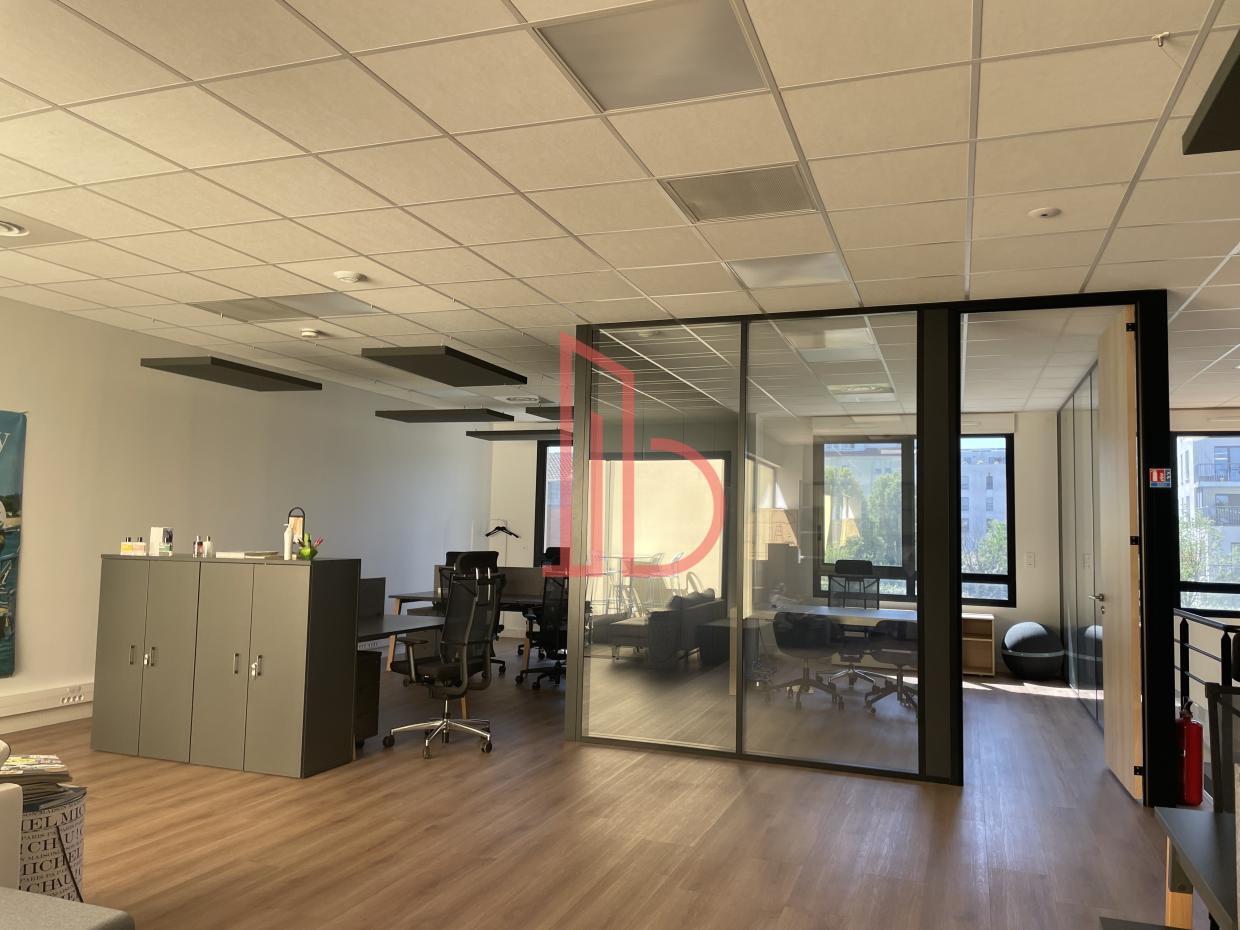 À louer Bureaux - Bordeaux 33300 - 837.2m²