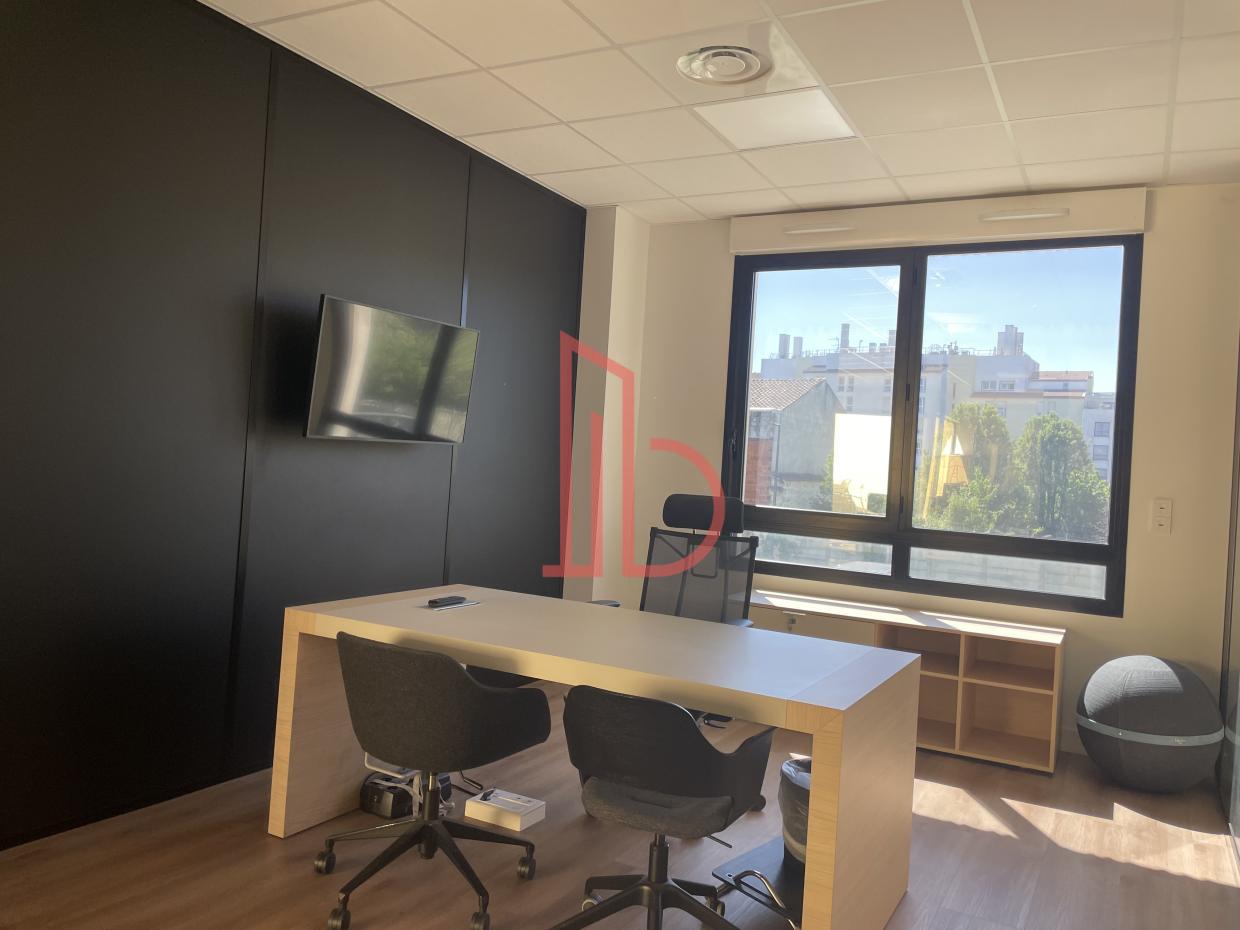 À louer Bureaux - Bordeaux 33300 - 837.2m²
