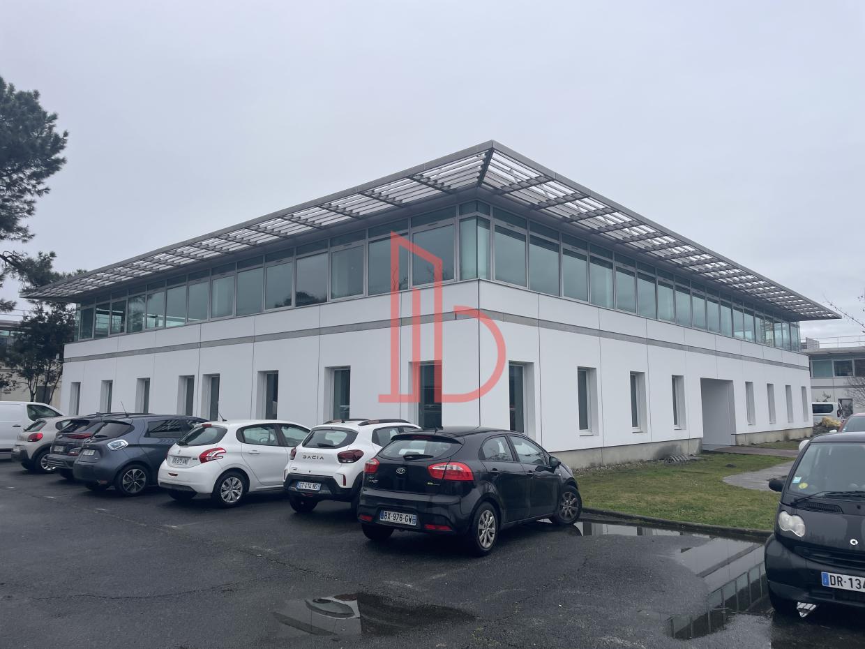 À louer Bureaux - Pessac 33600 - 602.2m²